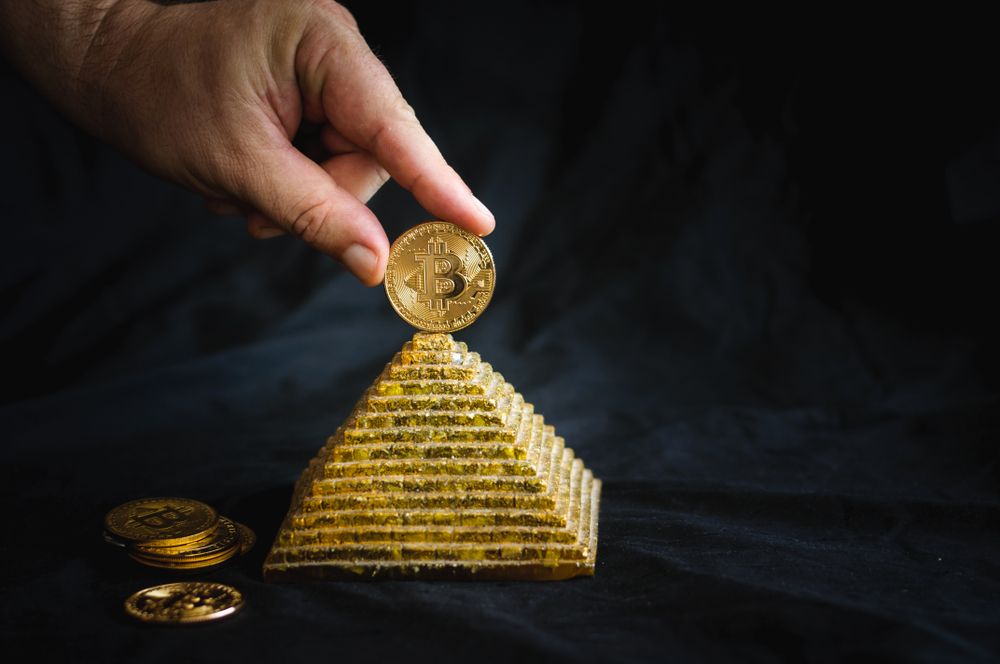 Justiça Solta Donos de Pirâmide Financeira que Fez Sucesso Antes do Bitcoin