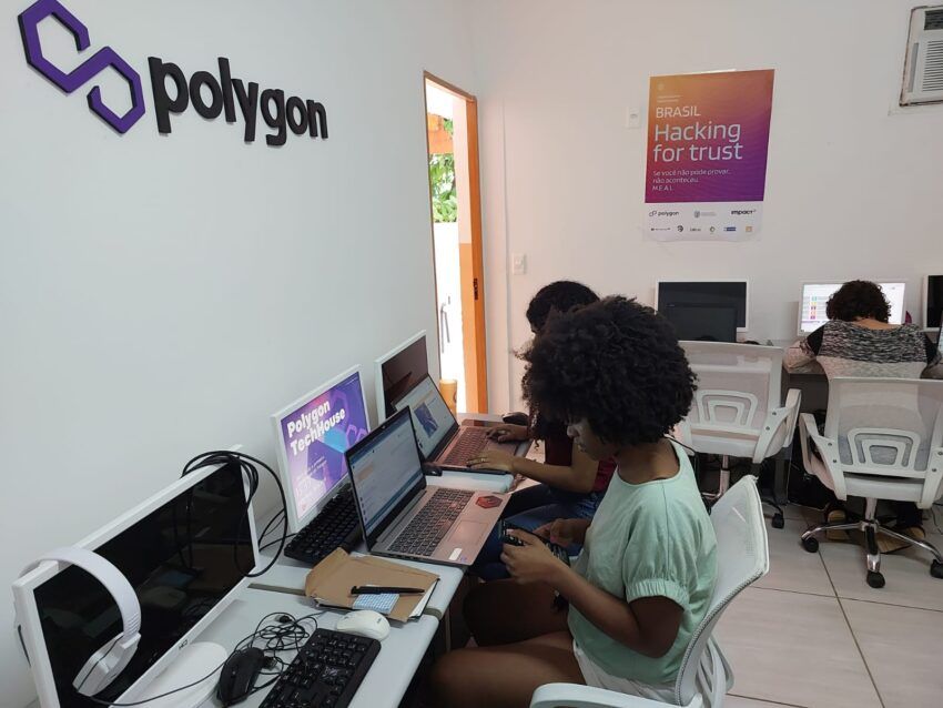 Brasileiros vencem hackathon internacional de Impacto Social. Polygon fez proposta de trabalho para vencedores.