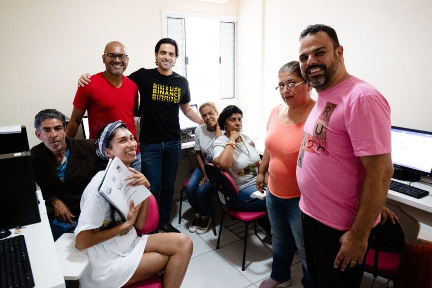 Instituto do Padre Júlio Lancellotti inaugura centro digital para a população de rua com apoio da Binance Charity
