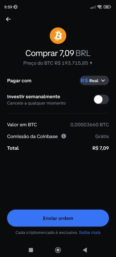 Painel de avaliação de preço durante o processo de compra da criptomoeda Bitcoin no aplicativo móvel da exchange Coinbase.