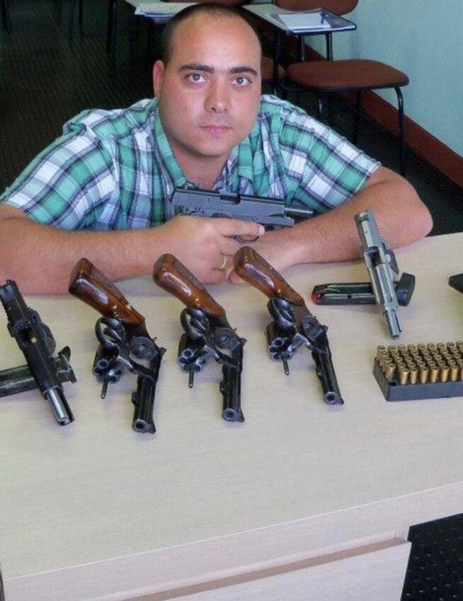 Rabadan em foto com um arsenal de armas de fogo.